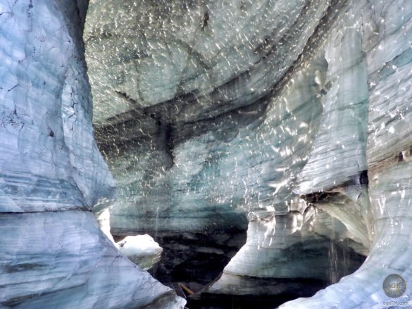 Die Katla Dragon Glass Eishöhle in Vik ist auch im Sommer begehbar.