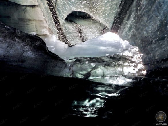 Ein Lichtschein im Eisblock bietet ein wunderschönes Fotomotiv.
