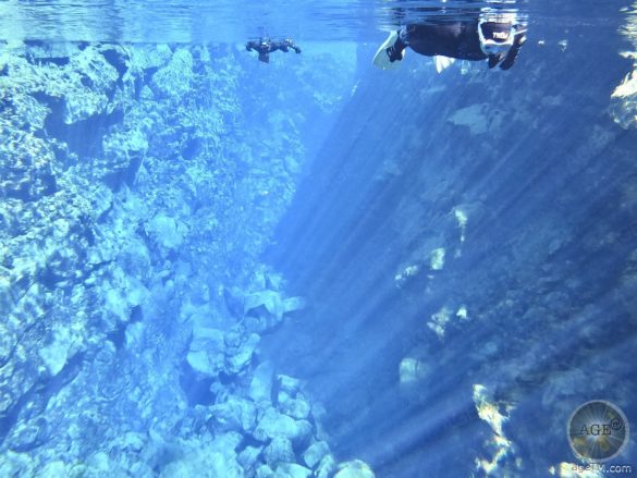 Schnorcheln zwischen den Kontinentalplatten Europa und Nordamerika Silfra Spalte Thingvelir Nationalpark Island