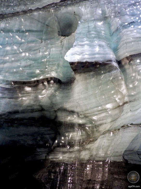 Schmelzwasser und Aschebänder im Katla Ice Cave.