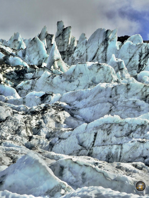Eisformationen des Falljökull Gletschers in Island.