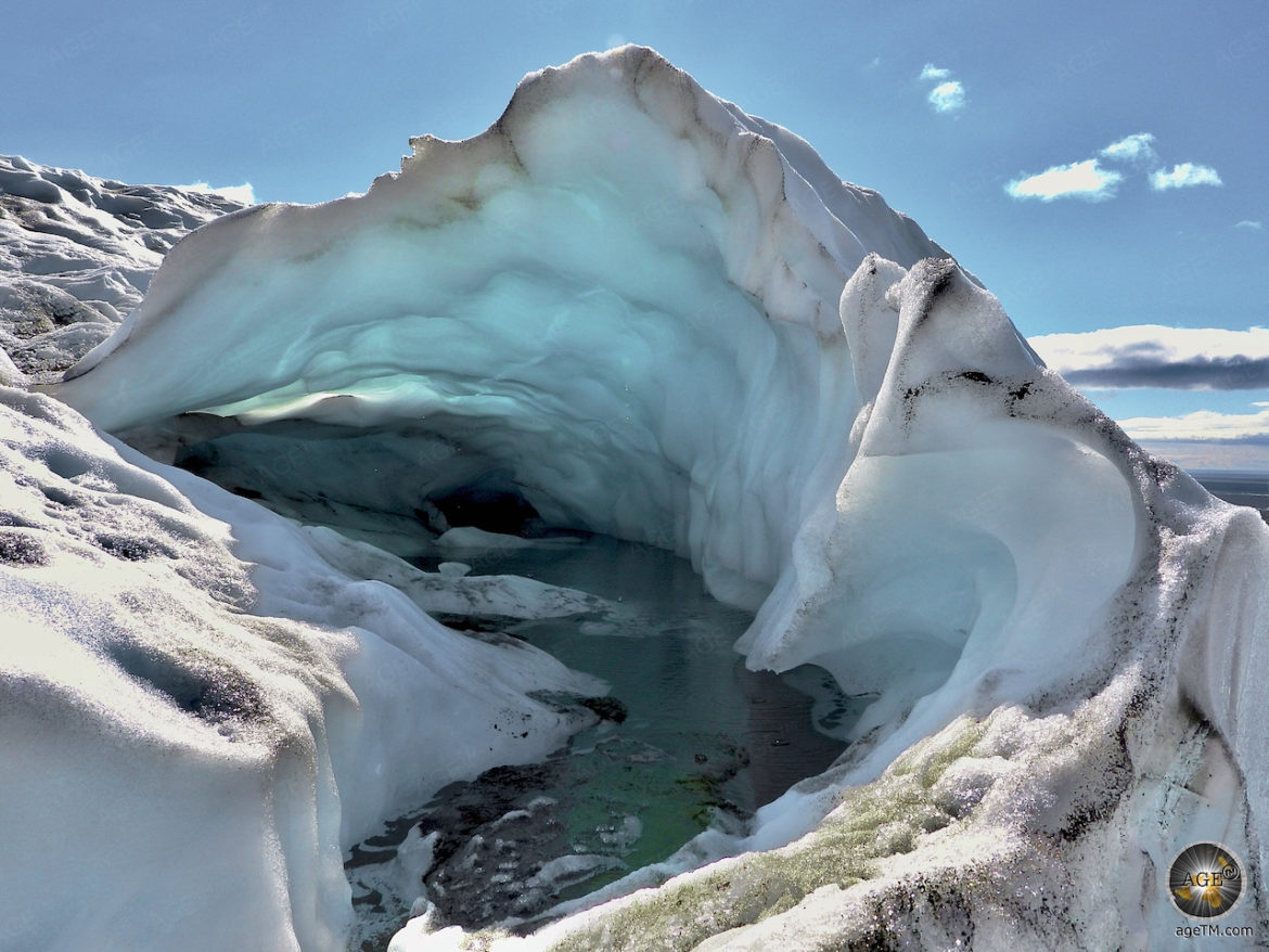 Kleine Eishöhle im Gletschereis des Falljökull bei Skaftafell.