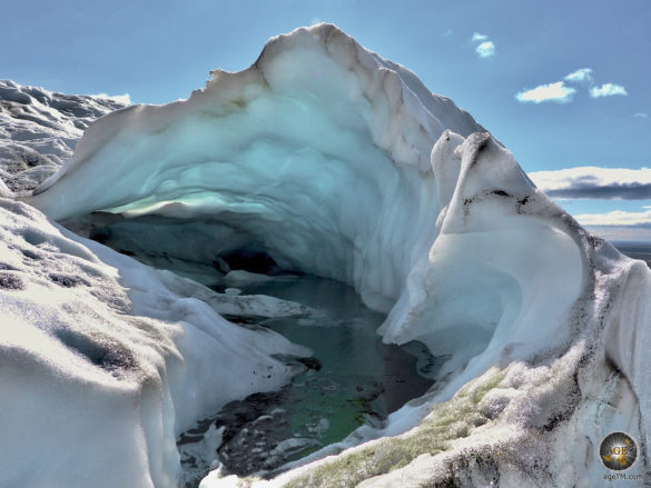 Kleine Eishöhle im Gletschereis des Falljökull bei Skaftafell.