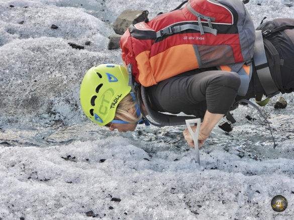 Eisiges Wasser vom Vatnajökull Gletscher stärkt die Wanderer.