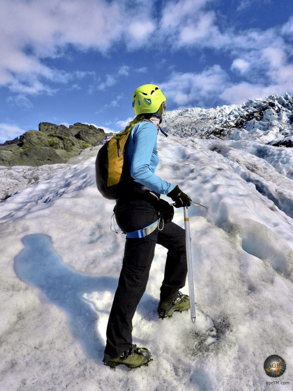 Mit Helm, Steigeisen und Eisaxt ausgerüstet auf Gletscherwanderung.
