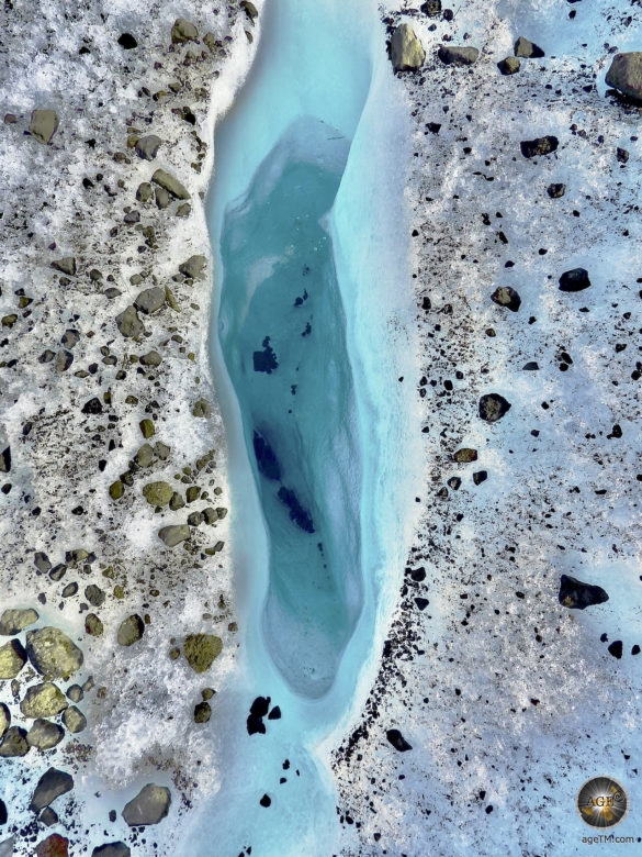 Tiefblaue Gletscherspalte im Vatnajökull Gletschereis.