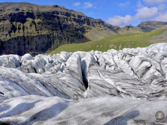 Ein Gletscher ist längst nicht so eben, wie es aus der Ferne erscheint.