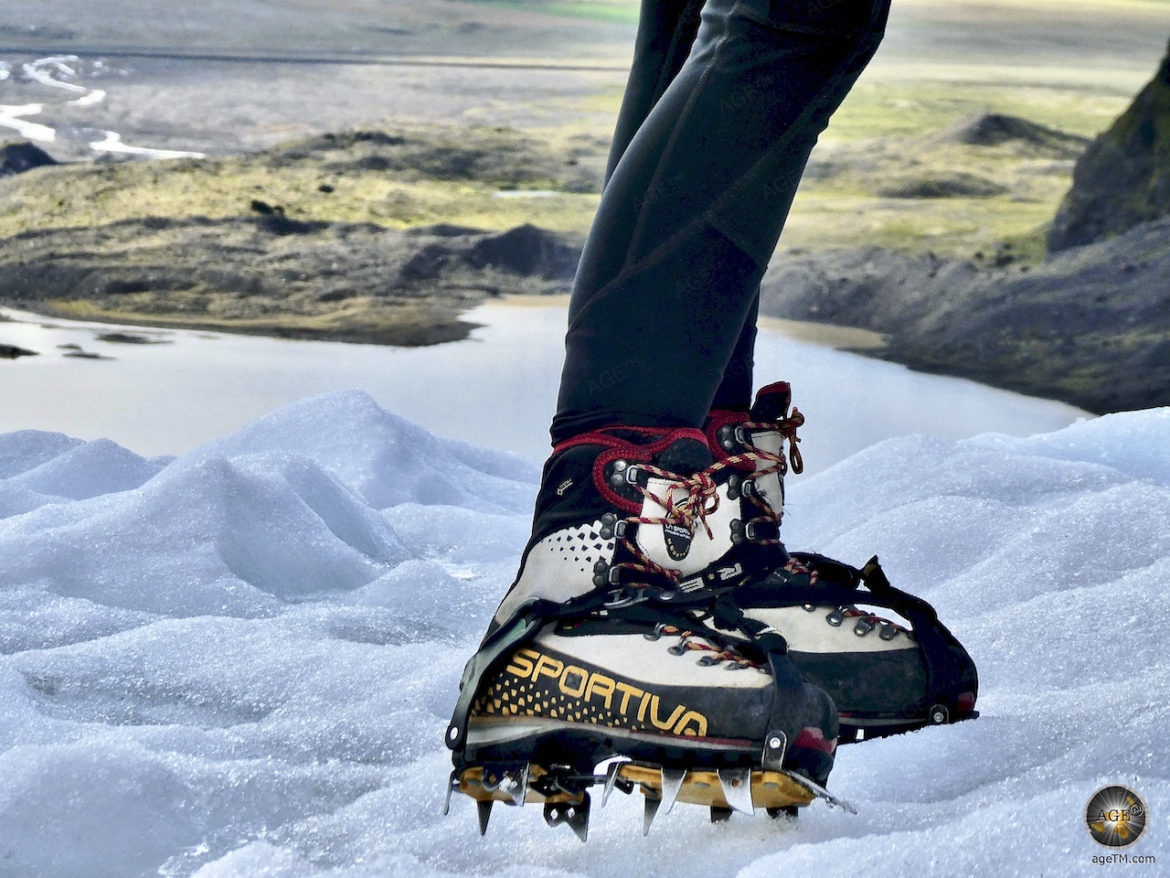 Gletscherwanderung mit Steigeisen. Eiskrallen sind Pflicht.