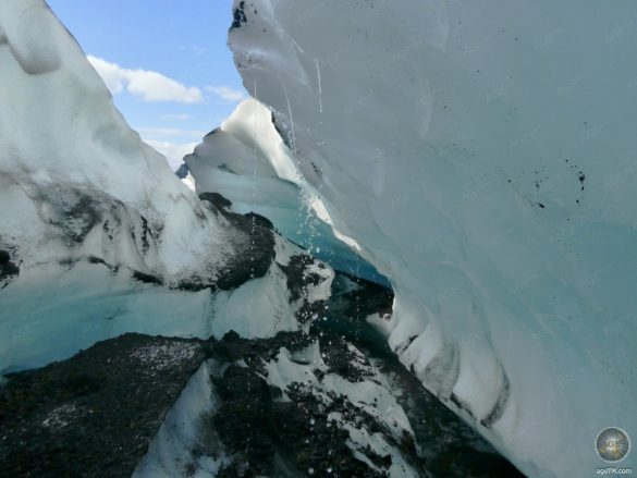 Wasserlauf mit Schmelzwasser beim Gletscher Hike bei Skaftafell.