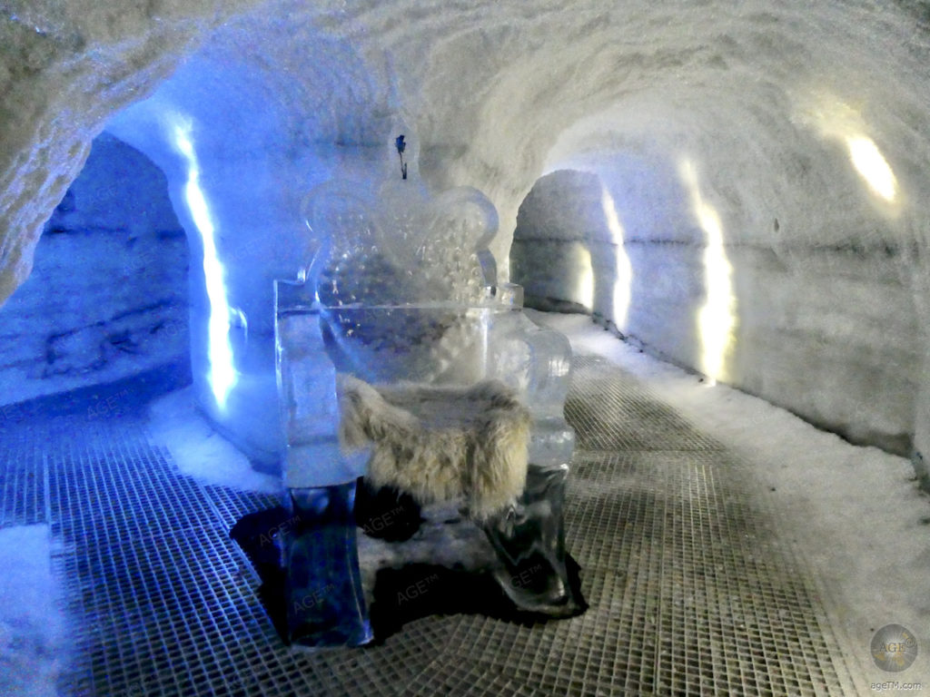 Künstliche Eishöhle im Perlan Museum Reykjavik Island Thron aus Eis im Eistunnel Perlan Museum Reykjavik Wonders of Iceland