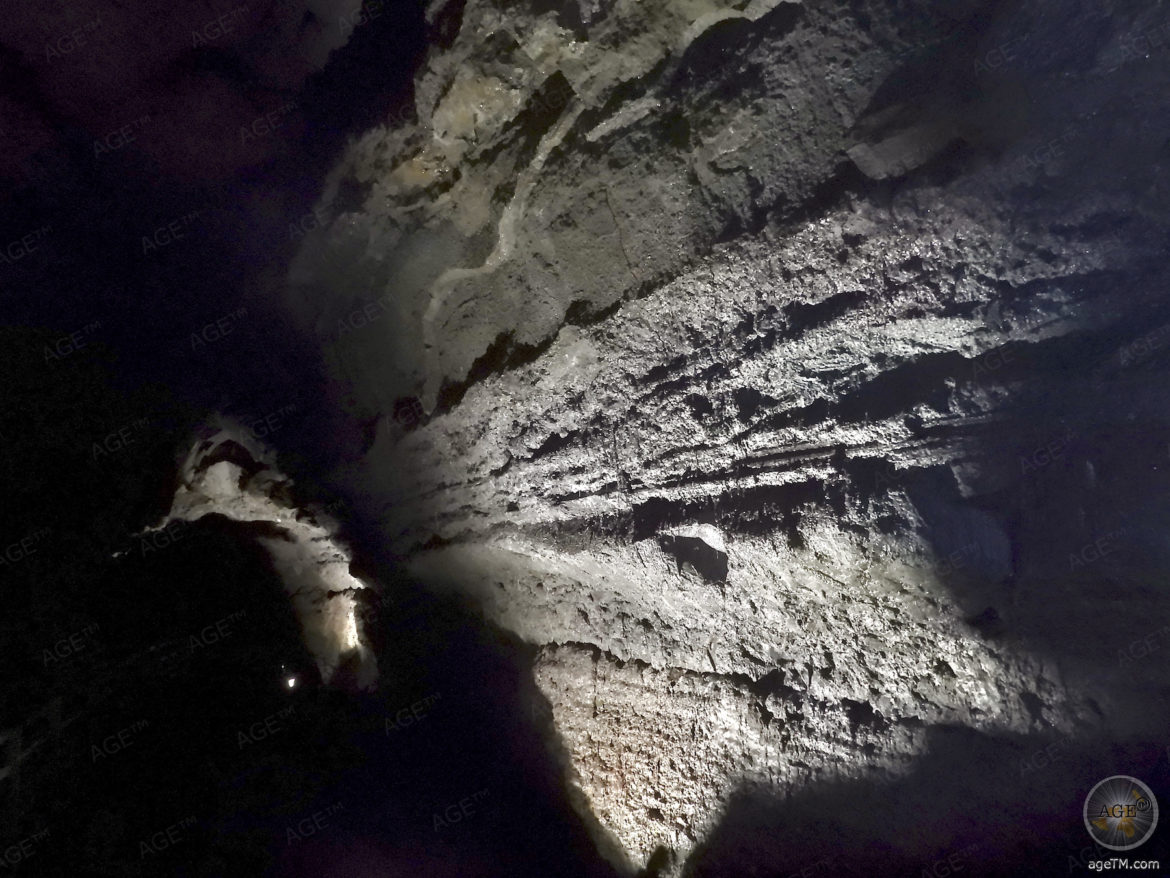 The Cave Vidgelmir Lavatunnel - bei Reykholt und Husafell - größte Lavahöhle in Island