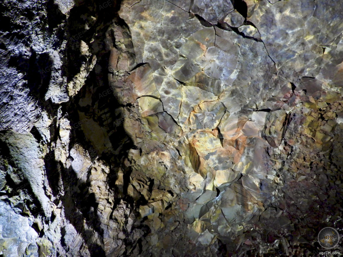 The Cave Vidgelmir Lavatunnel - größte Lavahöhle bei Reykholt und Husafell in Island