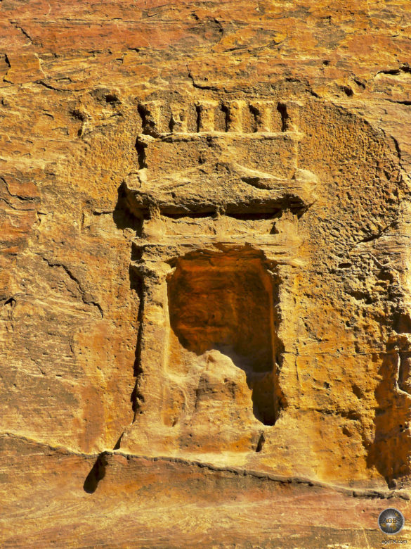 Ädikula mit 6 Betylen im Sonnenschein Siq Petra Jordanien UNESCO Weltkulturerbe