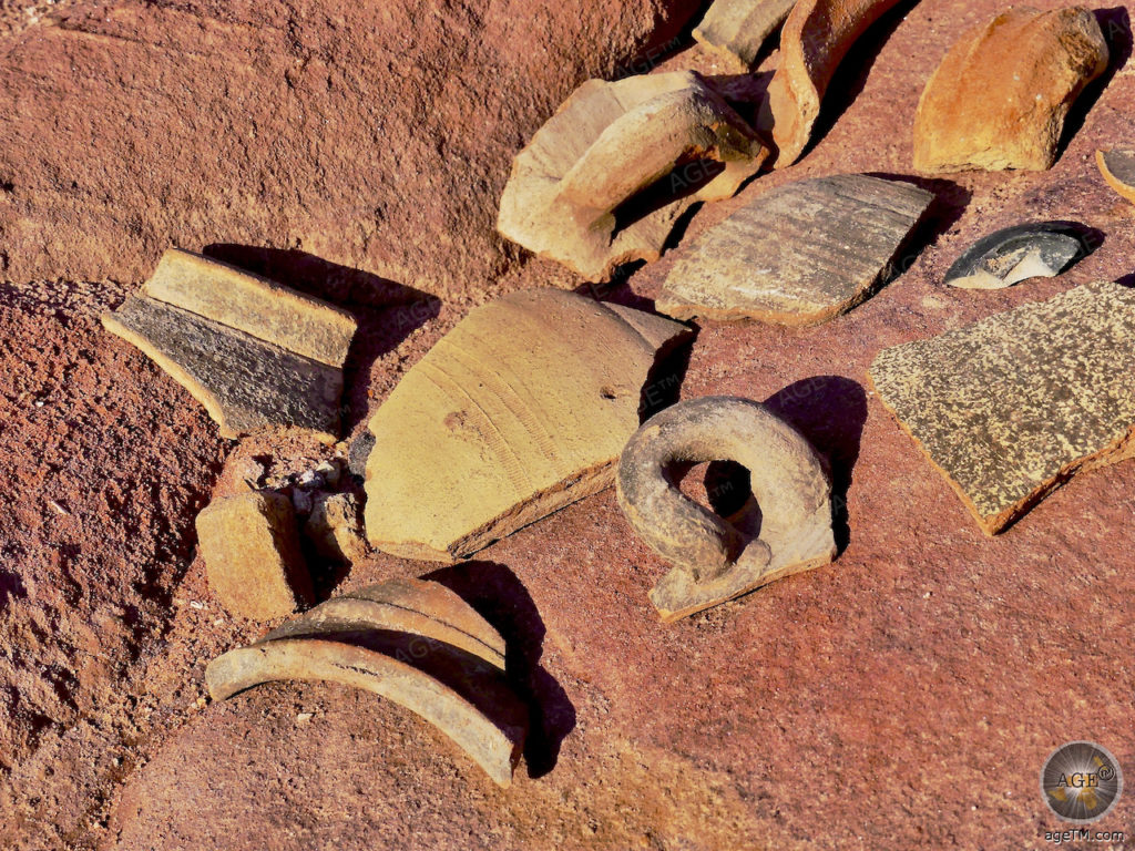2300 jaar geschiedenis van de Nabateese stad Petra in Jordanië Archeologische vondsten van oude aardewerkscherven in de rotsstad Petra Jordanië