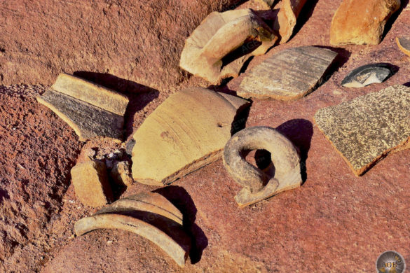 Archäologische Funde antike Tonscherben in der Felsenstadt Petra Jordanien