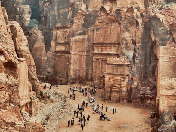 ファサードロックシティペトラヨルダンユネスコ世界文化遺産の通りを眺める