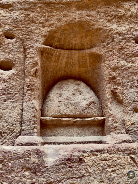 Bogennische mit Omphalos Betyl im Siq Petra Jordanien UNESCO Weltkulturerbe