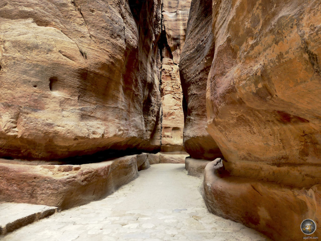 Todos os caminhos levam a Petra! Mapa de Petra e 14 dicas O Siq com canos de água Petra Jordan, Patrimônio Mundial da UNESCO