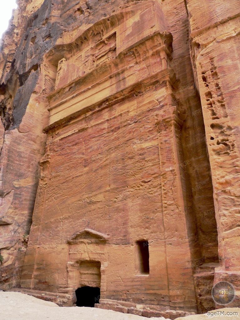 Rua das Fachadas em Petra Jordânia Tumba de pedra na rua das fachadas Petra Jordan
