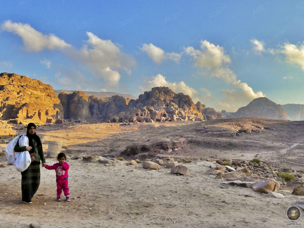 Todos os caminhos levam a Petra! Mapa de Petra e 14 dicas Mulher com criança Fora das principais rotas Petra Jordan, Patrimônio Mundial da UNESCO