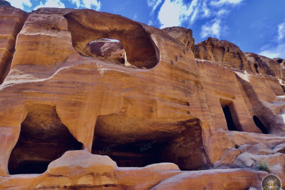 Grabkammern der Theater Nekropole in Petra Jordanien