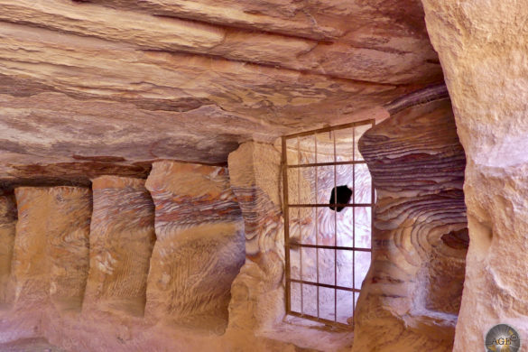 Grabkammern im Sandstein der Theaternekropole in Petra Jordanien