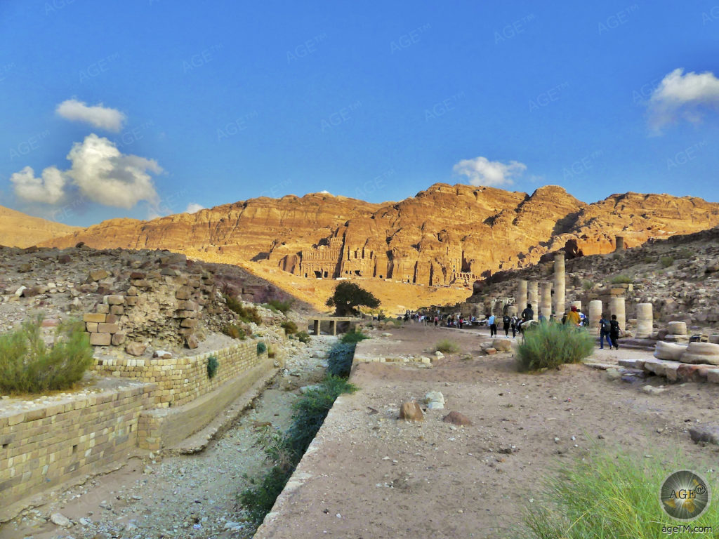 Todos os caminhos levam a Petra! Mapa de Petra e 14 dicas Canal próximo à rua com colunas com vista para as tumbas reais da cidade rochosa de Petra Jordan