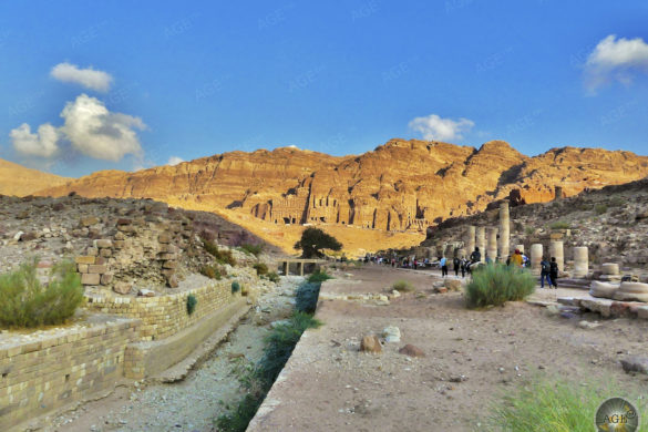 Kanal neben der Säulenstrasse mit Blick Richtung Königsgräber Felsenstadt Petra Jordanien