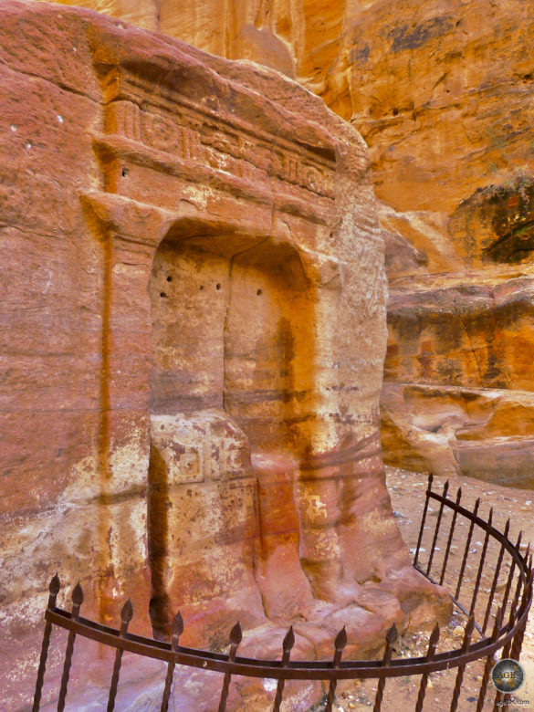 Nabatäischerr Schrein im Siq Petra Jordanien UNESCO Weltkulturerbe