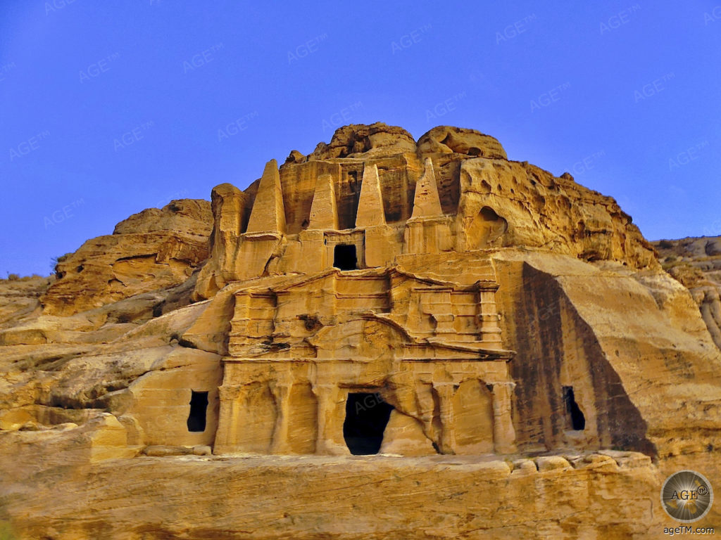 Todos os caminhos levam a Petra! Mapa de Petra e 14 dicas Túmulo do obelisco com Bab as-Siq Triclinium Petra Jordan