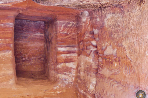 Polychrome Sandstein-Wände Grab der Theaternekropole in Petra Jordanien