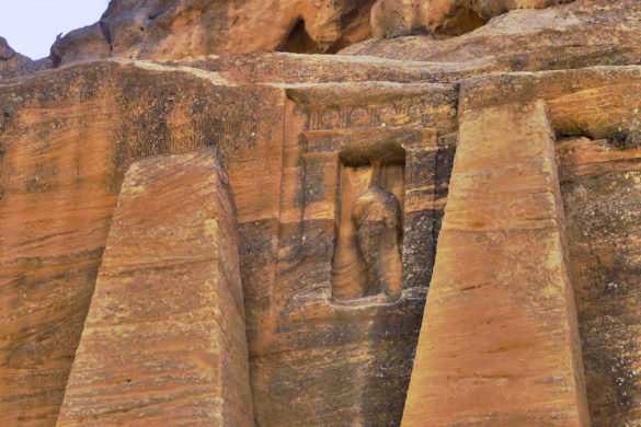 Relief einer Statue am Obeliskengrab in Petra Jordanien