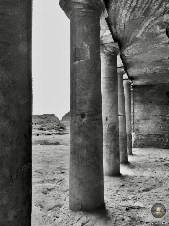 Säulem im Kolonnadenhof Vorplatz der Urnengräber in Petra Jordanien