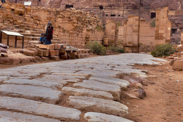Säulenstrasse Aufgang großer Tempel und Tor zu Qasr al-Bint Petra Jordanien