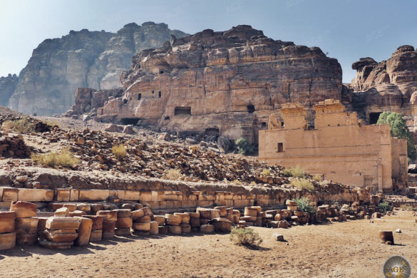 Säulenstrasse zum Hauptempel Burg Qasr al-Bint Felsenstadt Petra Jordanien