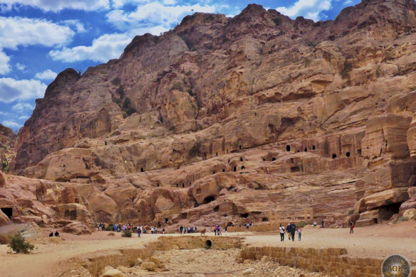 Theater Nekropole mit Grabkammern und römisches Theater in Petra Jordanien