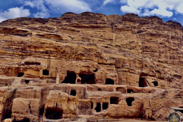 Theaternekropole mit Grabkammern in Petra Jordanien