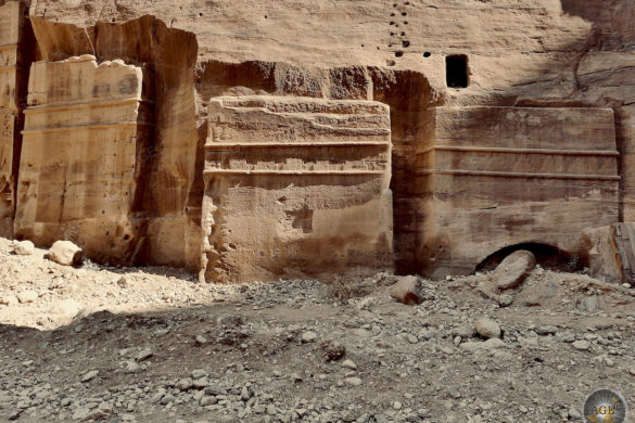Verschüttete nabatäische Grabfassaden der Felsenstadt Petra Jordanien