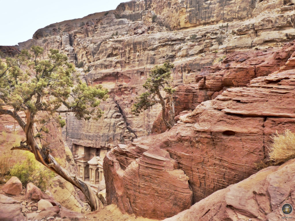 Todos os caminhos levam a Petra! Mapa de Petra e 14 dicas Vista da casa do tesouro Trilha de Al-Khubtha, cidade rochosa de Petra Jordan, maravilha do mundo
