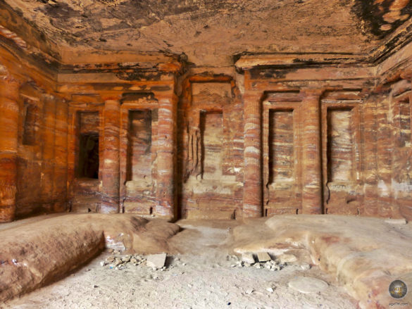 Buntes Triklinium Innenraum Wadi Farasa Ost Petra Jordanien UNESCO Weltkulturerbe
