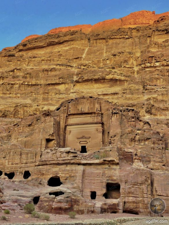Hauptstrasse Blick zum Uneishu Grab in Petra Jordanien UNESCO Weltkulturerbe