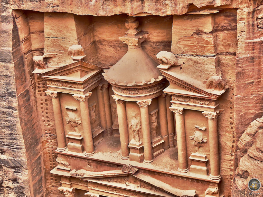 Schatzhaus Al Khazneh der Felsenstadt Petra Jordanien UNESCO Welterbe Weltwunder Al Khazneh Petra Schatzhaus Figuren - Foto Aussichtspunkt Al-Khubtha - UNESCO Weltkulturerbe Jordanien