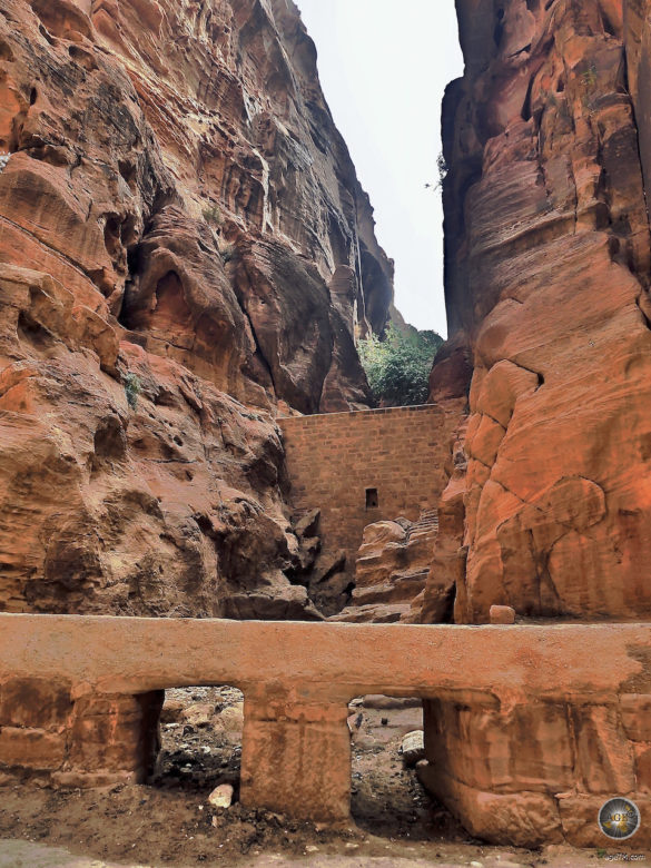 Restaurierter Damm im Siq - Visit Petra Jordan UNESCO World Heritage