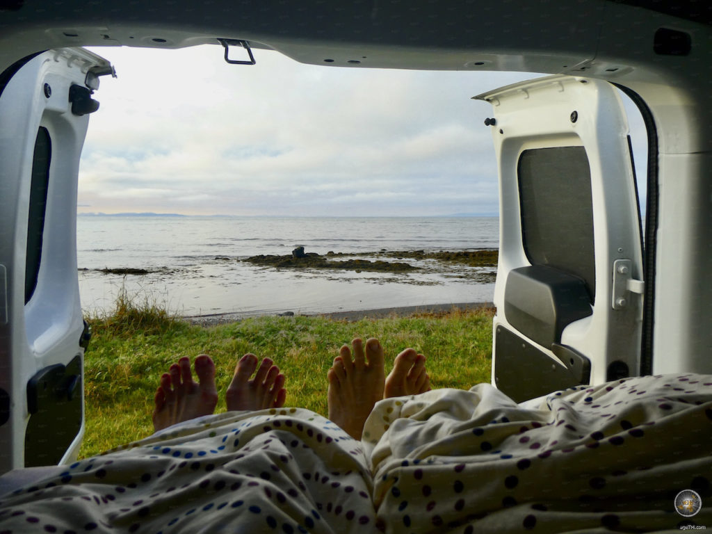 Aufwachen mit Blick aufs Meer Camoing in Island.