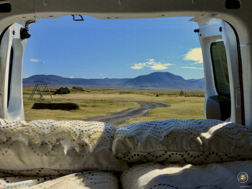 Durch die offenen Türen vom Campervan bieten die 2 Schlafplätze einen traumhaften Blick in die isländische Landschaft. So macht Camping Urlaub in Island richtig Spaß.