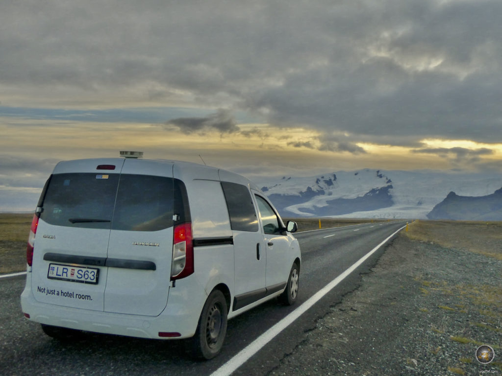 Mit dem Campervan auf dem Weg zum Mýrdalsjökull Gletscher. Beim Camping Urlaub in Island hat man sein Hotelzimmer immer dabei.