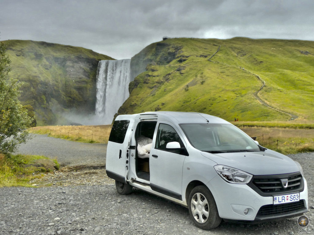 Der Campervan steht direkt vor dem Skógafoss Waterfall in Island. Wasserfälle gehören beim Camping Urlaub in Island auf jeden Fall dazu!