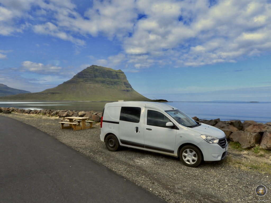 Der Camper steht auf einem schönen Rastplatz mit Blick zum berühmten Kirkjufell Felsen auf der Snæfellsnes Halbinsel in Island.