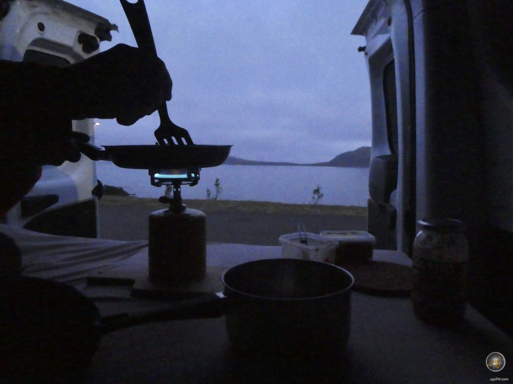 Mit geöffneten Türen kochen wir im Campervan. Der Campingplatz in den Westfjorden Islands bietet den passenden Meerblick.