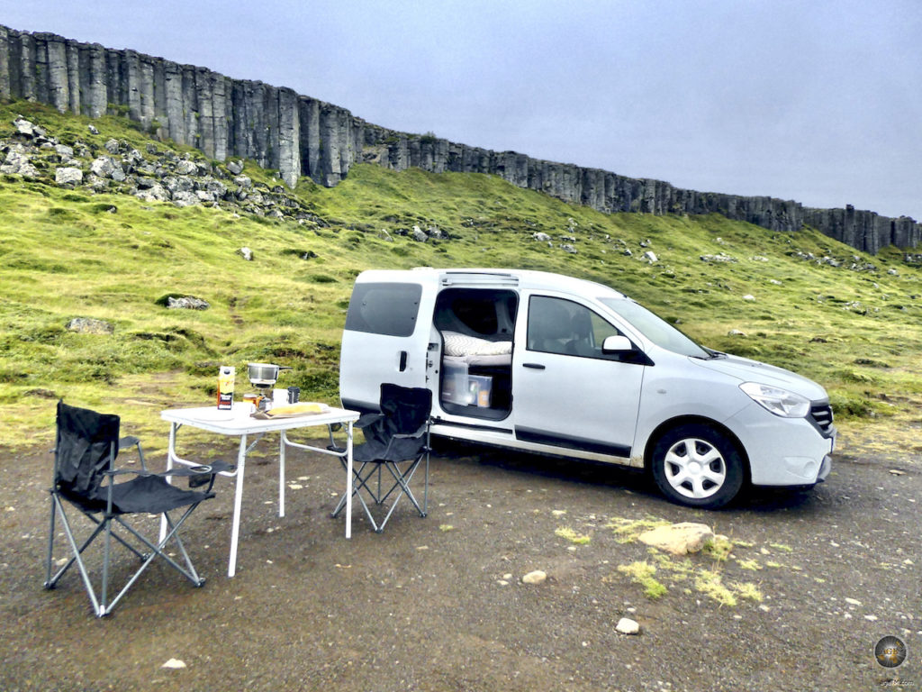Picknick vor den Gerduberg Basaltsäulen auf der Halbinsel Snaefellsnes Island